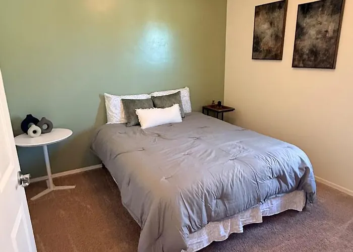 4bed 2bath Retreat - 120inch Theater Holiday home