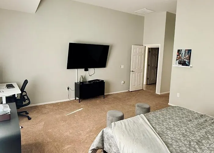 Holiday home 4bed 2bath Retreat - 120inch Theater *