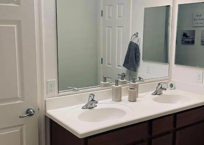 4bed 2bath Retreat - 120inch Theater Holiday home *