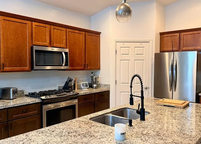 4bed 2bath Retreat - 120inch Theater Holiday home *