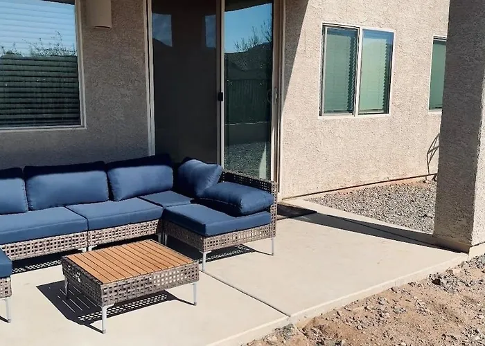 4bed 2bath Retreat - 120inch Theater Holiday home *